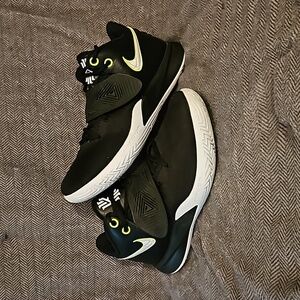 Nike Kyrie Flytrap III Basketball Shoes
